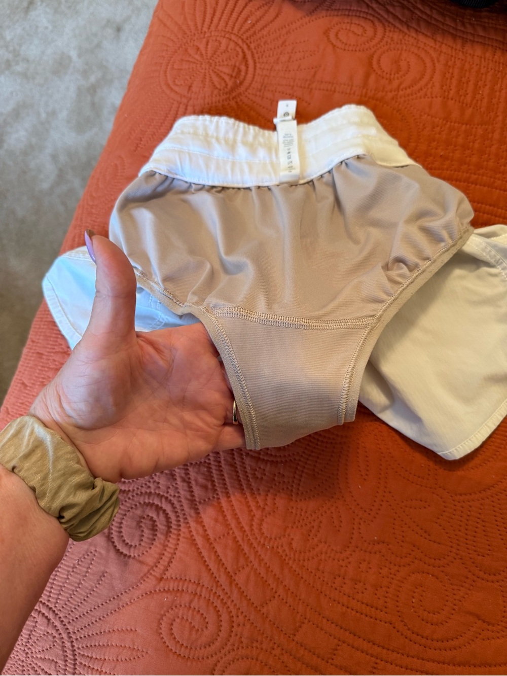 Lululemon Hotty Hot High-Rise Lined Athletic Shorts. White. Size 4 - Picture 8 of 9